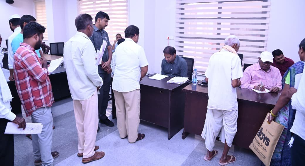 అర్జీల పరిష్కారం సత్వరమే చేయాలి:: జిల్లా కలెక్టర్ కోయ శ్రీ హర్ష  *ప్రజావాణి కార్యక్రమంలో పాల్గొని ప్రజల నుండి దరఖాస్తులు స్వీకరించిన జిల్లా కలెక్టర్